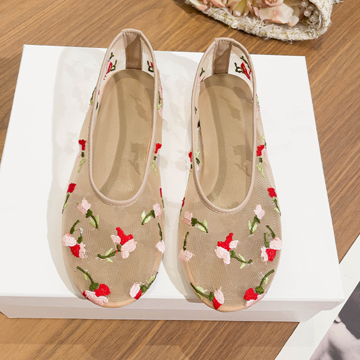 Hand Embroidered Flowers Desig - огляд і ціна Women'S Shoes Hands Free